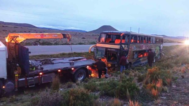 el bus que se accidentó en Caracollo
