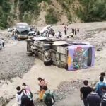 el bus volcado en el río