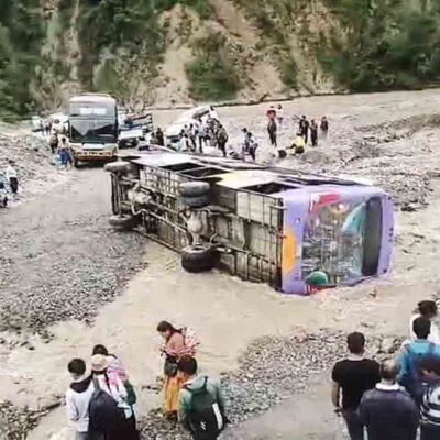 el bus volcado en el río