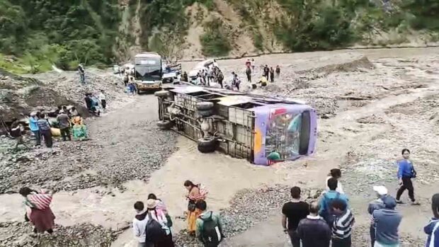 el bus volcado en el río