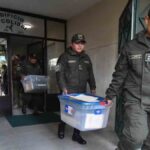 policías sacan cajas del departamento de Luis Arce en La Paz