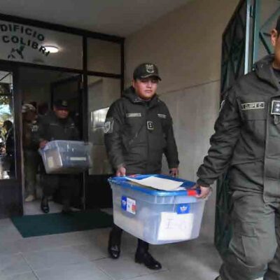 policías sacan cajas del departamento de Luis Arce en La Paz