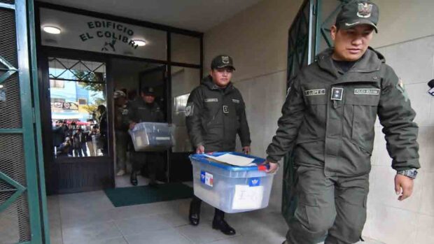 policías sacan cajas del departamento de Luis Arce en La Paz