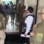 personal de la Fiscalía y de la Felcc en el edificio donde Luis Arce tiene su departamento