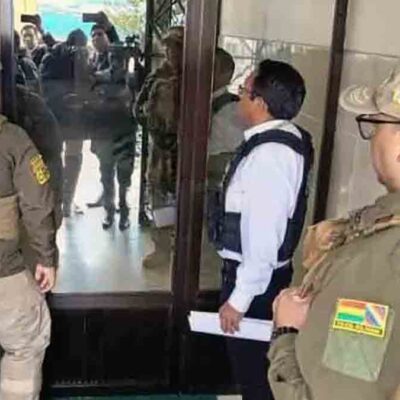 personal de la Fiscalía y de la Felcc en el edificio donde Luis Arce tiene su departamento