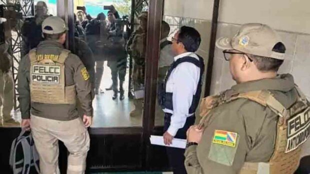 personal de la Fiscalía y de la Felcc en el edificio donde Luis Arce tiene su departamento