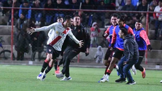jugadores de Always Ready festejan la victoria ante Bolívar