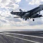 un caza estadounidense sale de un portaaviones