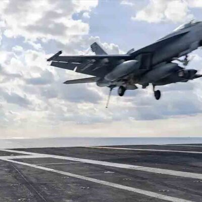 un caza estadounidense sale de un portaaviones
