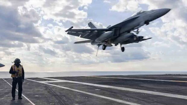 un caza estadounidense sale de un portaaviones