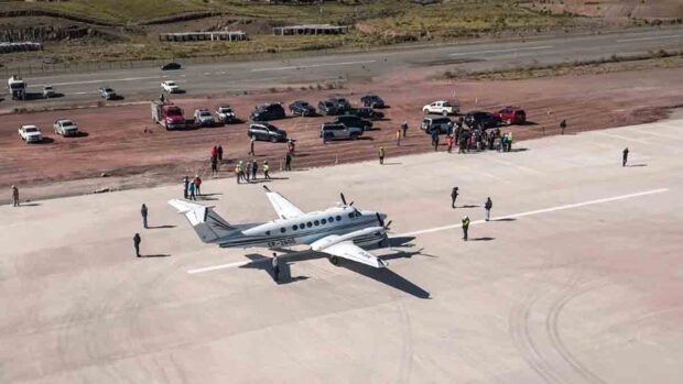 primer aterrizaje en la nueva pista del aeropuerto de Potosí