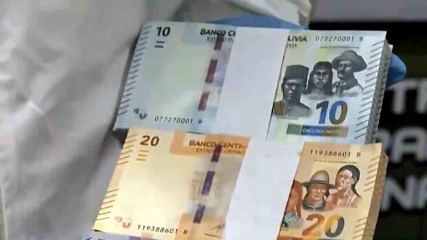 los billetes de 20 y 10 bolivianos recuperados por la Policía