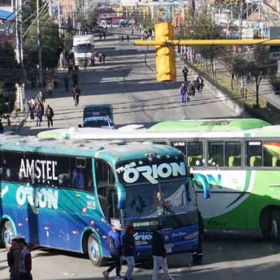transportistas bloquean con sus vehículos