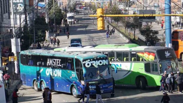 transportistas bloquean con sus vehículos