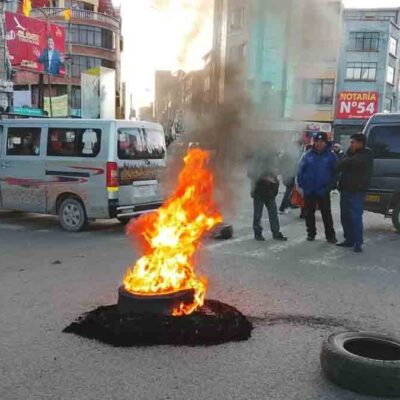 choferes bloquean con sus vehículos una calle en La Paz