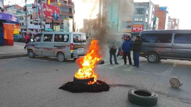 choferes bloquean con sus vehículos una calle en La Paz