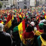 un grupo de bolivianos reunidos en una avenida céntrica de La Paz
