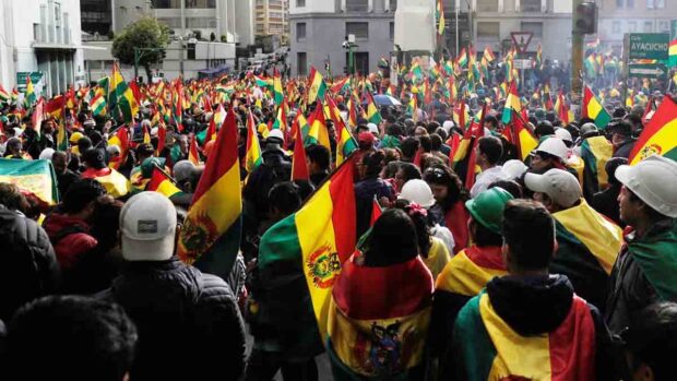 un grupo de bolivianos reunidos en una avenida céntrica de La Paz