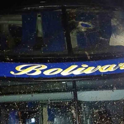 el bus que fue impactado por una roca