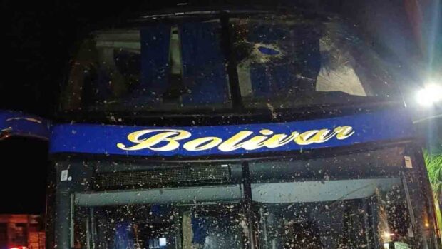 el bus que fue impactado por una roca