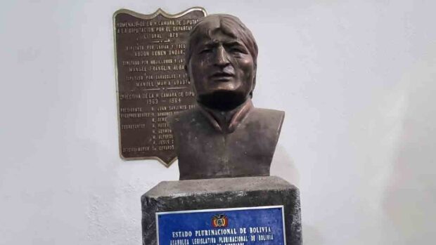 el busto de Evo Morales en el Legislativo