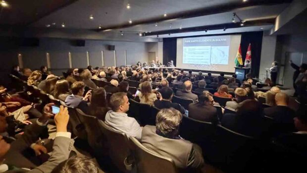 La delegación boliviana que participa en el Prospectors & Developers Association of Canada
