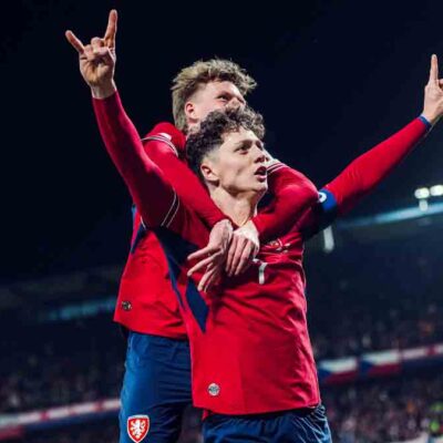 jugadores de República Checa festejan la clasificación