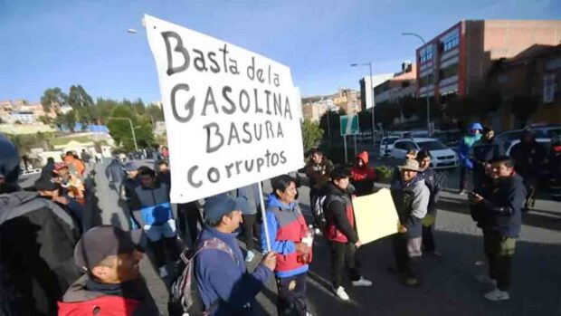 choferes protestan en La Paz por la mala calidad de la gasolina