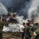 militares custodian el avión siniestrado en Colombia