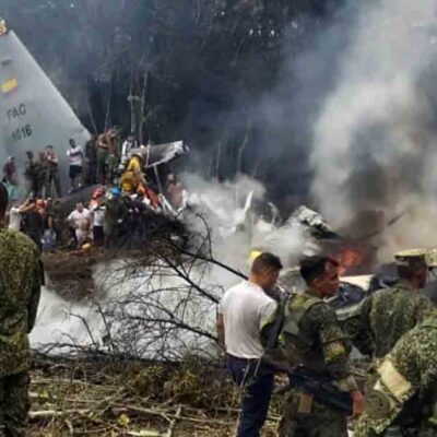 militares custodian el avión siniestrado en Colombia