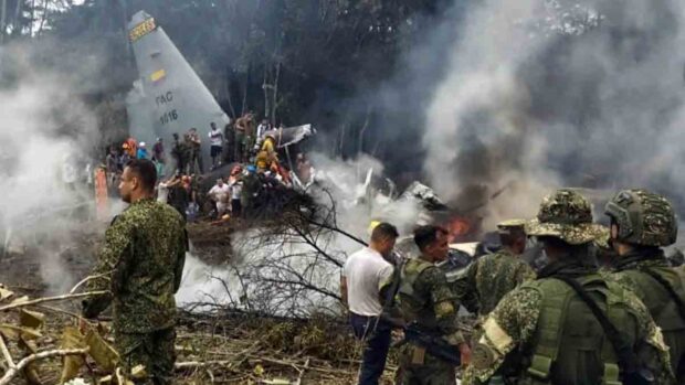 militares custodian el avión siniestrado en Colombia