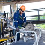 carga de combustible a cisterna en una planta de YPFB