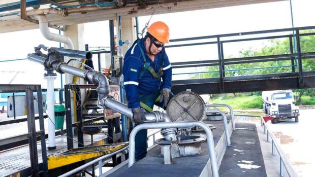 carga de combustible a cisterna en una planta de YPFB