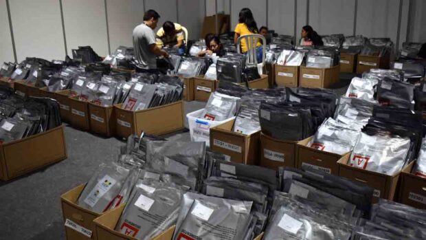 sobre con las actas de escrutinio del departamento de Santa Cruz