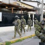 Miembros de la patrulla militar ecuatoriana frente a la embajada de Cuba en Quito, el miércoles 4 de marzo de 2026.