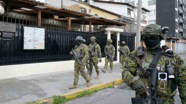 Miembros de la patrulla militar ecuatoriana frente a la embajada de Cuba en Quito, el miércoles 4 de marzo de 2026.