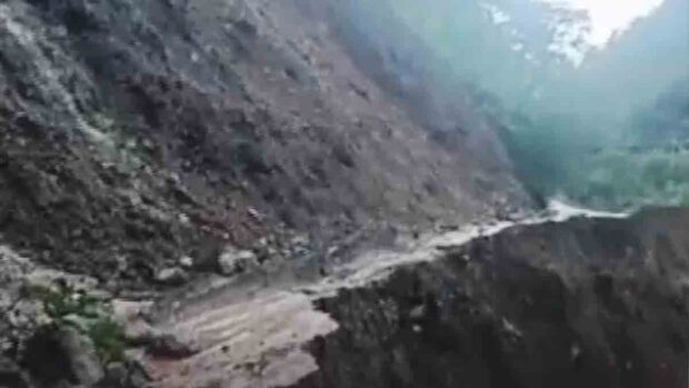 uno de los derrumbes en la carretera a los Yungas