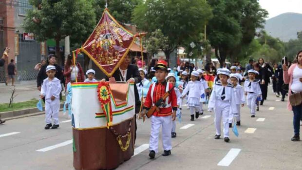 desfile escolar en Sacaba