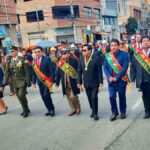 autoridades participan del desfile por el aniversario de El Alto