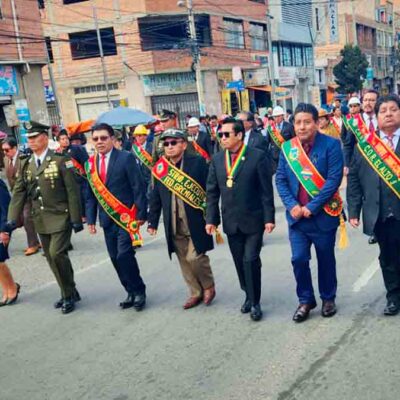 autoridades participan del desfile por el aniversario de El Alto
