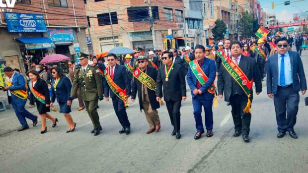 autoridades participan del desfile por el aniversario de El Alto