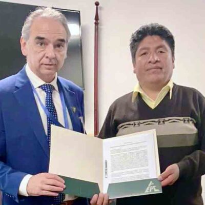 Juan Pablo Demeure, presidente de la FEPC, entrega el proyecto de ley al presidente de la Comisión de Política Económica de Diputados