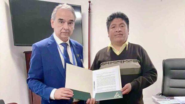 Juan Pablo Demeure, presidente de la FEPC, entrega el proyecto de ley al presidente de la Comisión de Política Económica de Diputados