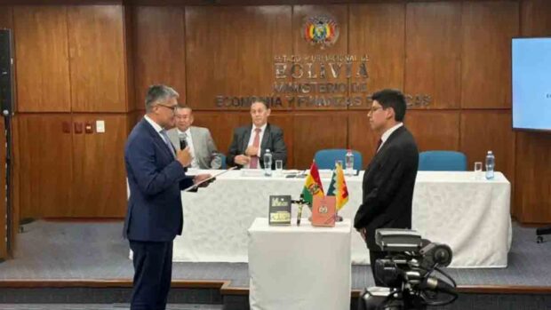 el ministro Espinoza posesiona al nuevo viceministro de Pensiones