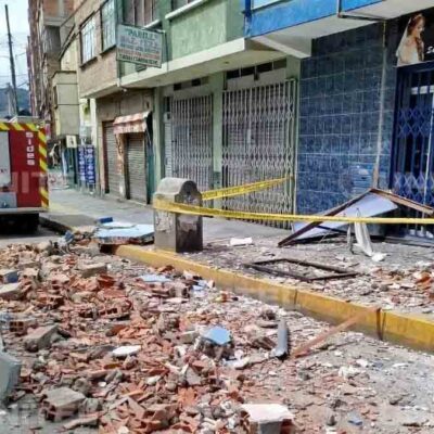 los escombros que cayeron a la calle tras la explosión