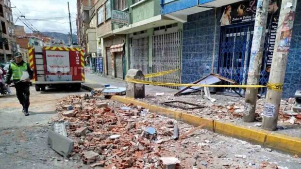 los escombros que cayeron a la calle tras la explosión