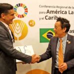 el ministro Oscar Justiniano con el representante de la FAO