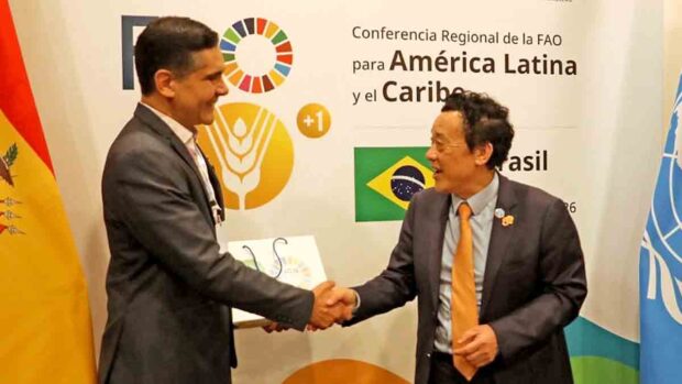 el ministro Oscar Justiniano con el representante de la FAO