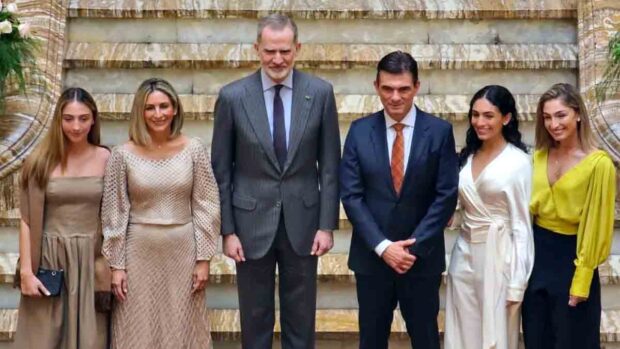 Felipe VI en Palacio Quemado junto al presidente Rodrigo Paz y su familia