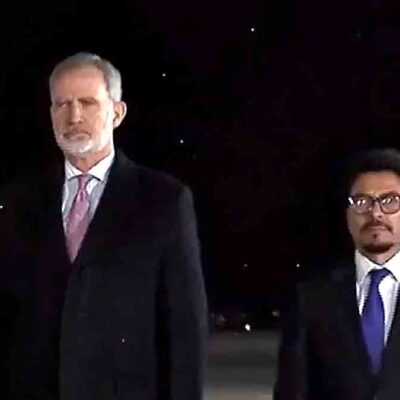 Felipe VI es recibido por el canciller Aramayo